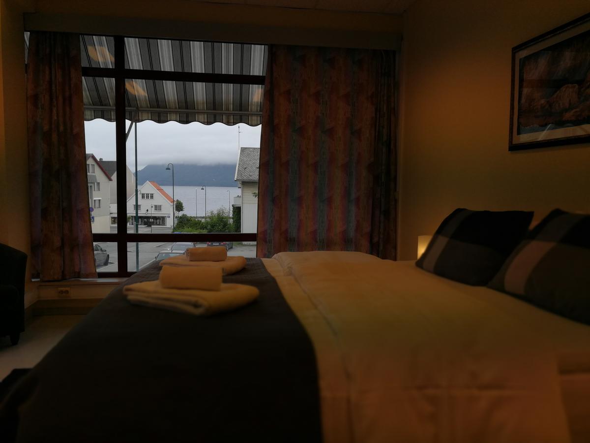 Volda Hostel, Bed And Breakfast As Lauvstad Exteriör bild